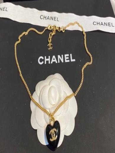 chanel-black-heart-pendant-30